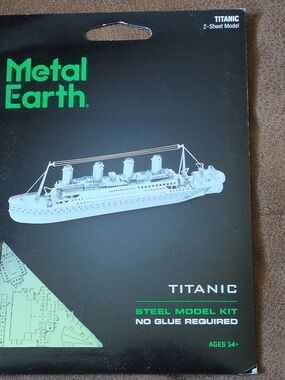 Metal Earth Titanic Steel Model Kit - Black & Green Box
